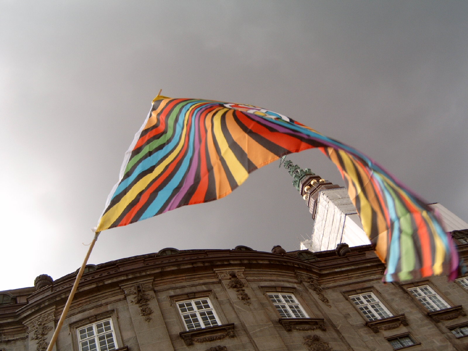 fredsflag foran Borgen